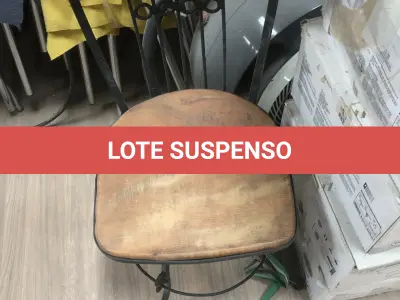 LOTE 075 - Lote com almofadas, caixas de madeira, movel com carregadores de celular, bancadas, expositores, cadeiras, mesas, ventiladores umidificadores, maquinas de lavar, mesas, bancos, sofá, refletores, fios, mangueiras, banheira,