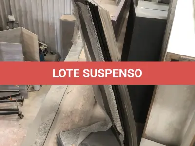 LOTE 075 - Lote com almofadas, caixas de madeira, movel com carregadores de celular, bancadas, expositores, cadeiras, mesas, ventiladores umidificadores, maquinas de lavar, mesas, bancos, sofá, refletores, fios, mangueiras, banheira,