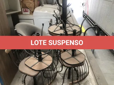 LOTE 075 - Lote com almofadas, caixas de madeira, movel com carregadores de celular, bancadas, expositores, cadeiras, mesas, ventiladores umidificadores, maquinas de lavar, mesas, bancos, sofá, refletores, fios, mangueiras, banheira,