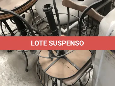LOTE 075 - Lote com almofadas, caixas de madeira, movel com carregadores de celular, bancadas, expositores, cadeiras, mesas, ventiladores umidificadores, maquinas de lavar, mesas, bancos, sofá, refletores, fios, mangueiras, banheira,