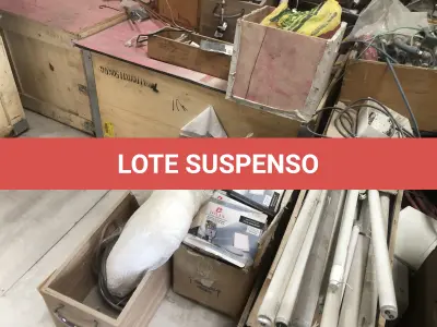 LOTE 075 - Lote com almofadas, caixas de madeira, movel com carregadores de celular, bancadas, expositores, cadeiras, mesas, ventiladores umidificadores, maquinas de lavar, mesas, bancos, sofá, refletores, fios, mangueiras, banheira,