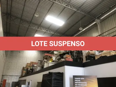 LOTE 075 - Lote com almofadas, caixas de madeira, movel com carregadores de celular, bancadas, expositores, cadeiras, mesas, ventiladores umidificadores, maquinas de lavar, mesas, bancos, sofá, refletores, fios, mangueiras, banheira,