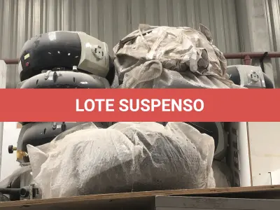 LOTE 075 - Lote com almofadas, caixas de madeira, movel com carregadores de celular, bancadas, expositores, cadeiras, mesas, ventiladores umidificadores, maquinas de lavar, mesas, bancos, sofá, refletores, fios, mangueiras, banheira,