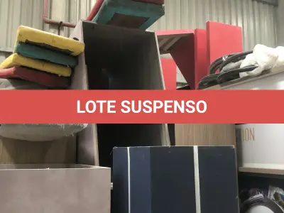 LOTE 075 - Lote com almofadas, caixas de madeira, movel com carregadores de celular, bancadas, expositores, cadeiras, mesas, ventiladores umidificadores, maquinas de lavar, mesas, bancos, sofá, refletores, fios, mangueiras, banheira,