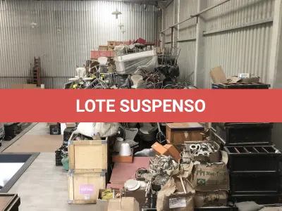LOTE 075 - Lote com almofadas, caixas de madeira, movel com carregadores de celular, bancadas, expositores, cadeiras, mesas, ventiladores umidificadores, maquinas de lavar, mesas, bancos, sofá, refletores, fios, mangueiras, banheira,