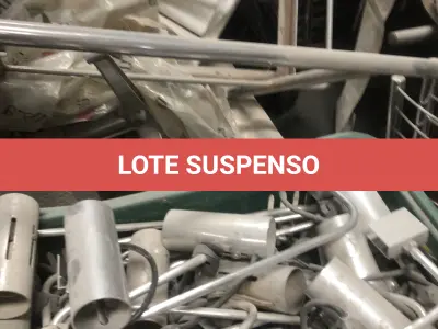 LOTE 075 - Lote com almofadas, caixas de madeira, movel com carregadores de celular, bancadas, expositores, cadeiras, mesas, ventiladores umidificadores, maquinas de lavar, mesas, bancos, sofá, refletores, fios, mangueiras, banheira,