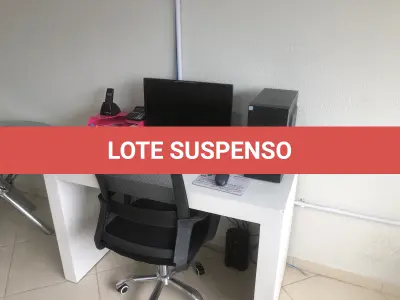LOTE 072 - Mesa e cadeira
