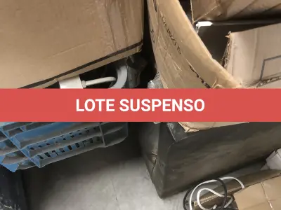 LOTE 075 - Lote com almofadas, caixas de madeira, movel com carregadores de celular, bancadas, expositores, cadeiras, mesas, ventiladores umidificadores, maquinas de lavar, mesas, bancos, sofá, refletores, fios, mangueiras, banheira,