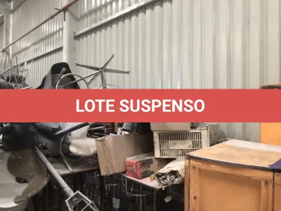 LOTE 075 - Lote com almofadas, caixas de madeira, movel com carregadores de celular, bancadas, expositores, cadeiras, mesas, ventiladores umidificadores, maquinas de lavar, mesas, bancos, sofá, refletores, fios, mangueiras, banheira,