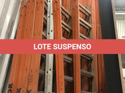 LOTE 004 - Lote de escadas de madeira