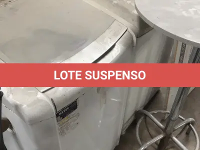 LOTE 075 - Lote com almofadas, caixas de madeira, movel com carregadores de celular, bancadas, expositores, cadeiras, mesas, ventiladores umidificadores, maquinas de lavar, mesas, bancos, sofá, refletores, fios, mangueiras, banheira,