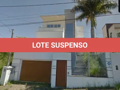 LOTE 000 - Um terreno, e formato regular, situado na zona urbana, do Bairro Solar, em Campo Bom, uma construção de alvenaria de bom padrão com 233,62m quadrados, que tomou o número 402 da rua Hélio Negrini.
