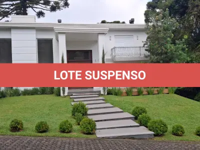 LOTE 010 - Um terreno/lote, com edificação de um prédio residencial, sem numeração, no Complexo Turístico Quinta da Serra, situado na rua dos Buganvilles, na zona urbana do bairro Santa Terezinha, na cidade de Canela/RS