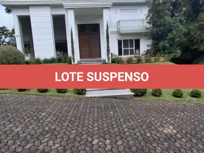 LOTE 010 - Um terreno/lote, com edificação de um prédio residencial, sem numeração, no Complexo Turístico Quinta da Serra, situado na rua dos Buganvilles, na zona urbana do bairro Santa Terezinha, na cidade de Canela/RS