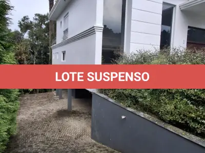 LOTE 010 - Um terreno/lote, com edificação de um prédio residencial, sem numeração, no Complexo Turístico Quinta da Serra, situado na rua dos Buganvilles, na zona urbana do bairro Santa Terezinha, na cidade de Canela/RS