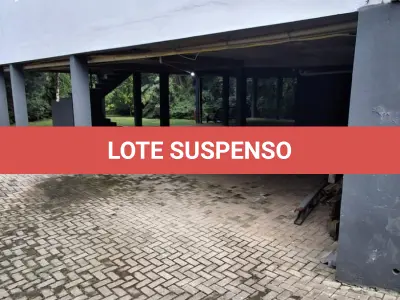 LOTE 010 - Um terreno/lote, com edificação de um prédio residencial, sem numeração, no Complexo Turístico Quinta da Serra, situado na rua dos Buganvilles, na zona urbana do bairro Santa Terezinha, na cidade de Canela/RS
