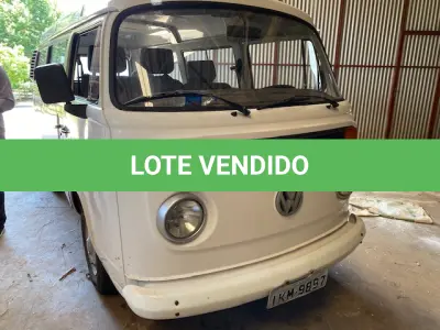 LOTE 002 - Lote de veículos englobados (caminhões e kombi)