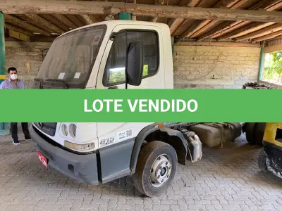 LOTE 002 - Lote de veículos englobados (caminhões e kombi)