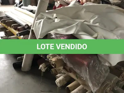 LOTE 14 - um lote grande de componentes e materia prima composto de rolos de sintéticos, placas de borracha, placas de outros materiais, sintéticos, Eva, algodão, feltros, etc. que estão nas pratelerias