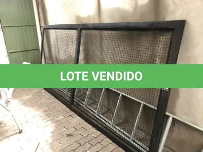 LOTE 19 - um portao de ferro e grade preto