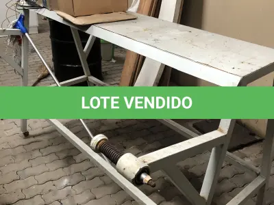 LOTE 16 - um cavalete de metal para rolos de tecido