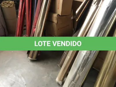 LOTE 14 - um lote grande de componentes e materia prima composto de rolos de sintéticos, placas de borracha, placas de outros materiais, sintéticos, Eva, algodão, feltros, etc. que estão nas pratelerias