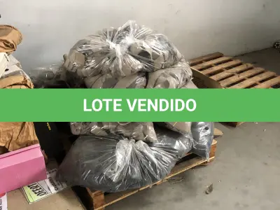 LOTE 14 - um lote grande de componentes e materia prima composto de rolos de sintéticos, placas de borracha, placas de outros materiais, sintéticos, Eva, algodão, feltros, etc. que estão nas pratelerias