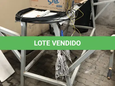 LOTE 16 - um cavalete de metal para rolos de tecido