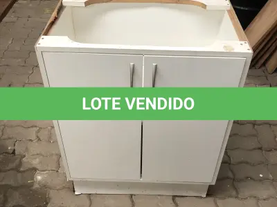 LOTE 18 - Móvel para pia com 2 portas