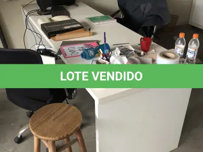 LOTE 05 - móvel baixo bege com branco em madeira com uma porta e 4 gavetas, junto uma mesa grande branca e o outro lado outro movel baixo bege com 2 portas e 4 gavetas, modulado, acompanha 2 porta pcs