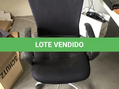LOTE 07 - cadeira estofada preta diretor