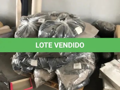 LOTE 14 - um lote grande de componentes e materia prima composto de rolos de sintéticos, placas de borracha, placas de outros materiais, sintéticos, Eva, algodão, feltros, etc. que estão nas pratelerias