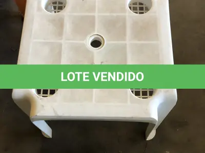 LOTE 106 - mesa de plastico branca