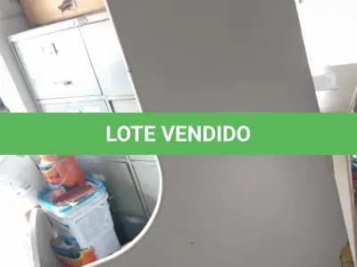 LOTE 07 - mesas de escritório, sendo uma de canto e uma reta, ambas na cor cinza