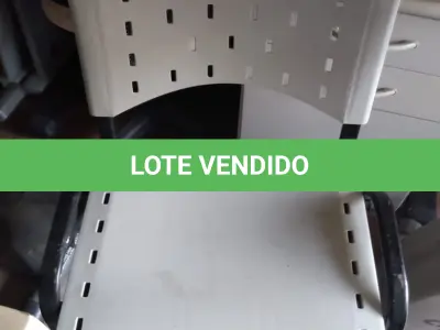 LOTE 08 - cadeiras de escritório na cor cinza, sendo duas com rosas e uma fixa