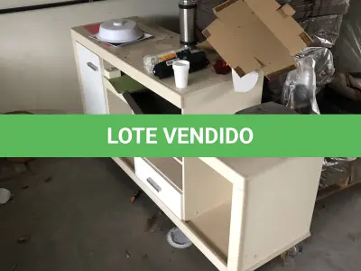 LOTE 05 - móvel baixo bege com branco em madeira com uma porta e 4 gavetas, junto uma mesa grande branca e o outro lado outro movel baixo bege com 2 portas e 4 gavetas, modulado, acompanha 2 porta pcs