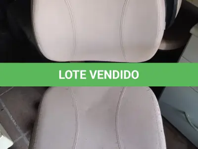 LOTE 08 - cadeiras de escritório na cor cinza, sendo duas com rosas e uma fixa