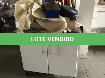 LOTE 05 - móvel baixo bege com branco em madeira com uma porta e 4 gavetas, junto uma mesa grande branca e o outro lado outro movel baixo bege com 2 portas e 4 gavetas, modulado, acompanha 2 porta pcs