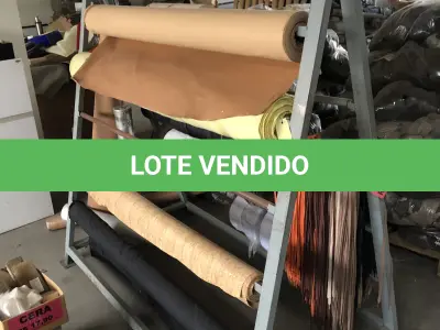 LOTE 11 - uma estante cavalete para rolos