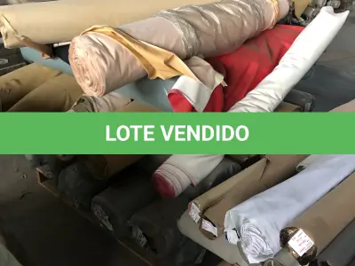 LOTE 14 - um lote grande de componentes e materia prima composto de rolos de sintéticos, placas de borracha, placas de outros materiais, sintéticos, Eva, algodão, feltros, etc. que estão nas pratelerias