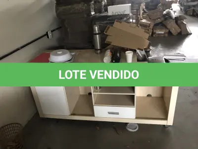 LOTE 05 - móvel baixo bege com branco em madeira com uma porta e 4 gavetas, junto uma mesa grande branca e o outro lado outro movel baixo bege com 2 portas e 4 gavetas, modulado, acompanha 2 porta pcs