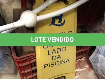 LOTE 065 - 2 cavalete de piscina amarelo