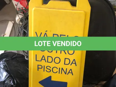 LOTE 065 - 2 cavalete de piscina amarelo