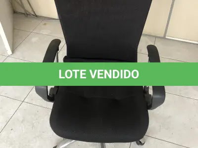 LOTE 21 - 1 cadeira estofada preta