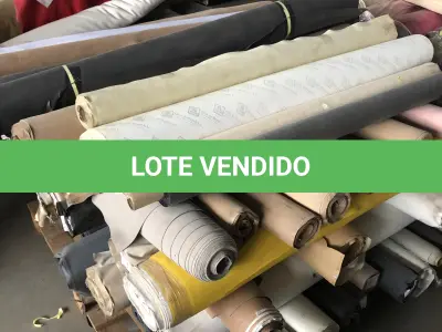 LOTE 14 - um lote grande de componentes e materia prima composto de rolos de sintéticos, placas de borracha, placas de outros materiais, sintéticos, Eva, algodão, feltros, etc. que estão nas pratelerias