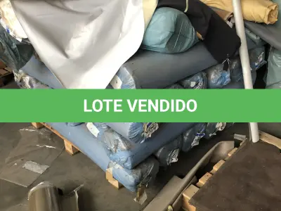 LOTE 14 - um lote grande de componentes e materia prima composto de rolos de sintéticos, placas de borracha, placas de outros materiais, sintéticos, Eva, algodão, feltros, etc. que estão nas pratelerias