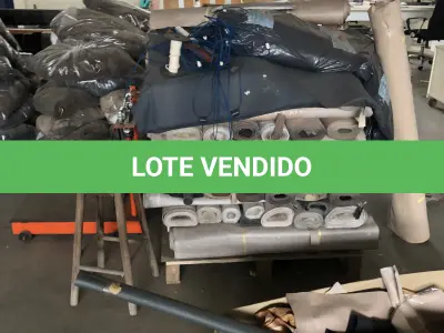 LOTE 14 - um lote grande de componentes e materia prima composto de rolos de sintéticos, placas de borracha, placas de outros materiais, sintéticos, Eva, algodão, feltros, etc. que estão nas pratelerias
