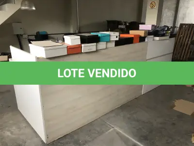 LOTE 03 - Balcão com 7 gavetas, gaveta para caixa e porta
