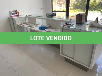 LOTE 10 - MÓVEIS EQUIPAMENTOS - vários itens junto ao prédio