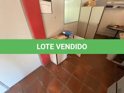 LOTE 078 - lote de móveis cinza, movel baixo, armario 2 portas, 2 mesinhas baixa e mesa redonda